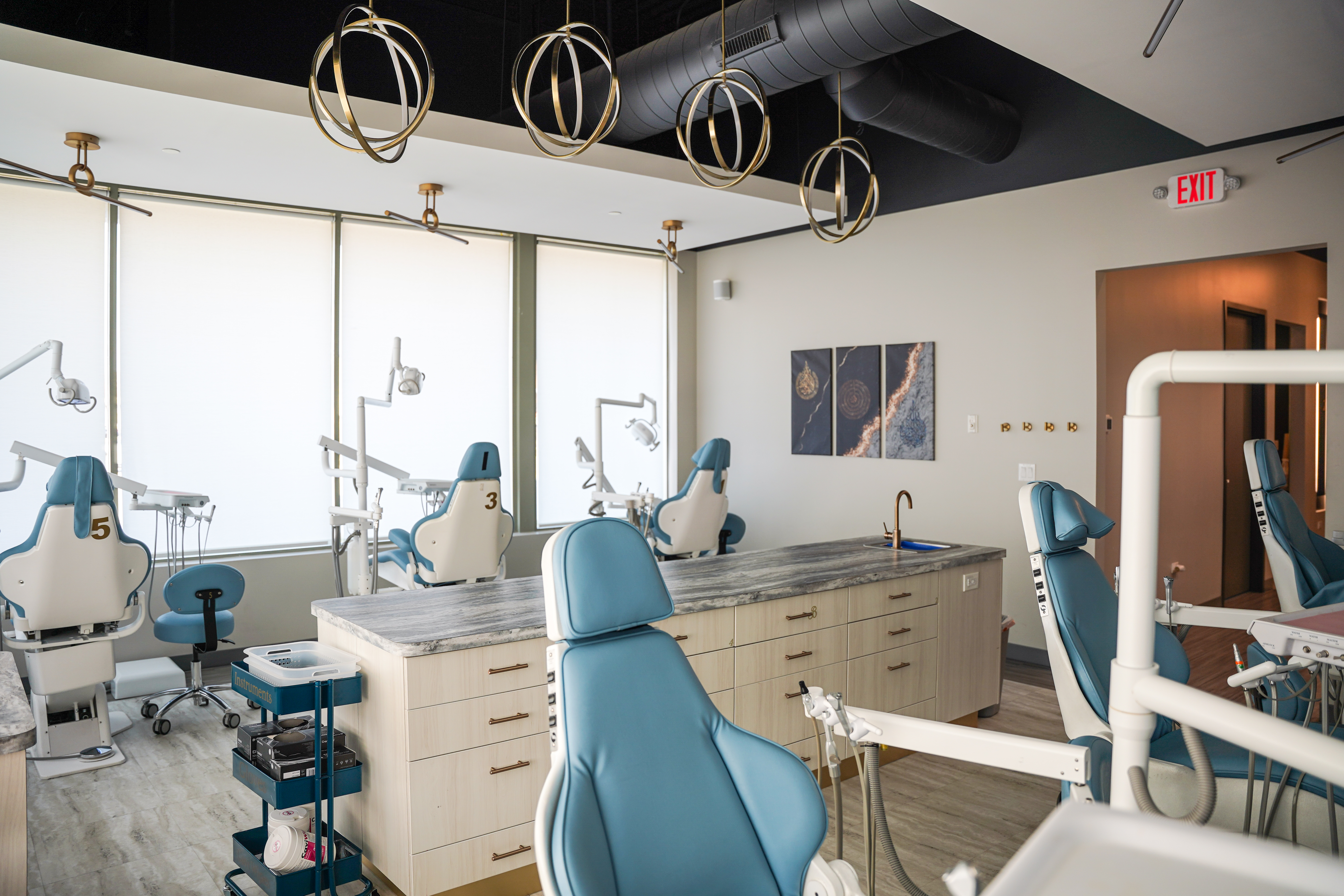 Twin teeth open bay